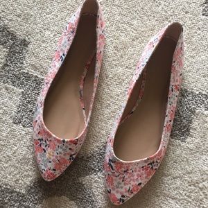 NWOT Old Navy Floral Flats